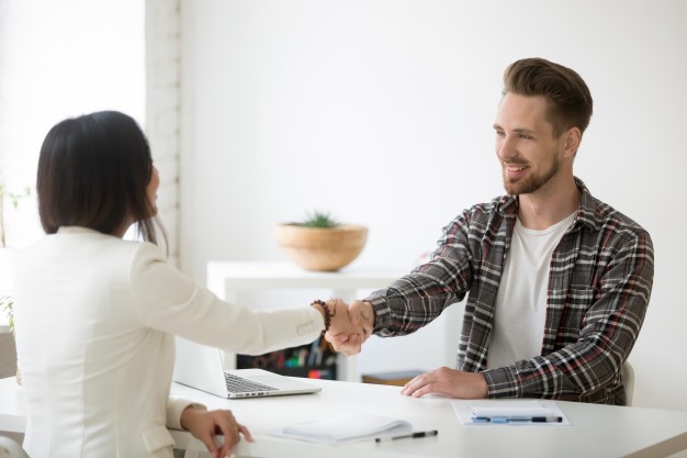 Duas pessoas apertando a mão - Possível cliente - Agência de marketing digital Selagana